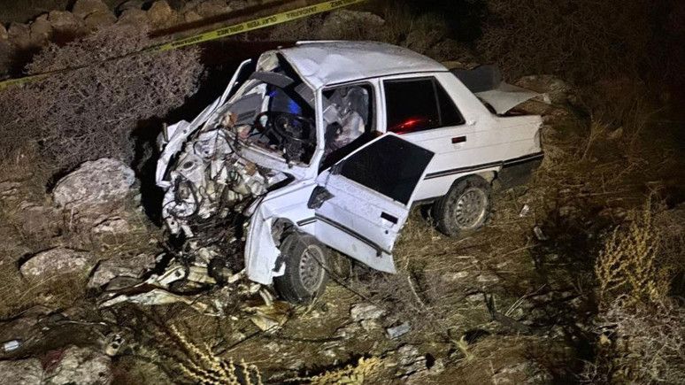 Kahramanmaraş'ta otomobil kayalıklara çarptı: 1 ölü, 1 yaralı