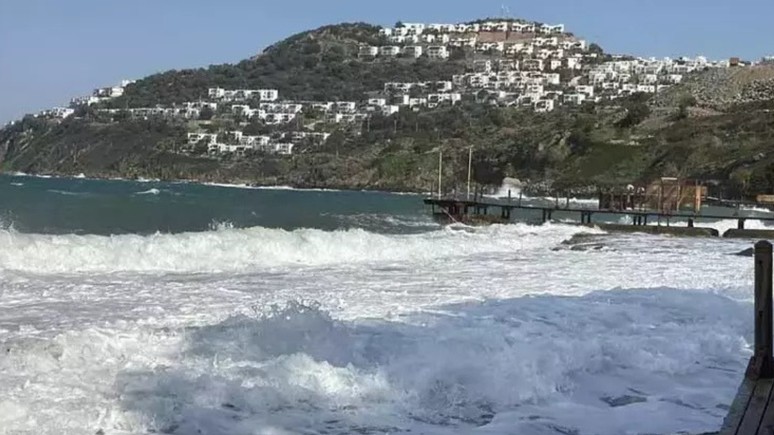 Dalga boyu 3 metreyi aştı, feribot seferleri iptal oldu! - Resim : 1