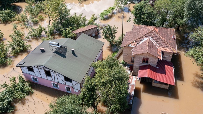 İşte o felaket görüntüler... Sağanağın izleri havadan görüntülendi - Resim : 2