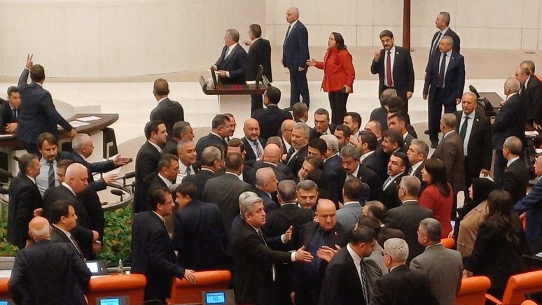 Bakan Bak'ın bütçe sunumu tansiyonu yükseltti: Muhalefet TBMM'yi terk etti! - Resim : 2
