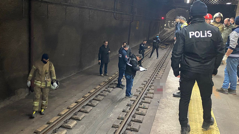 Marmaray'da intihar... Yolcular korku dolu anlar yaşadı - Resim : 1