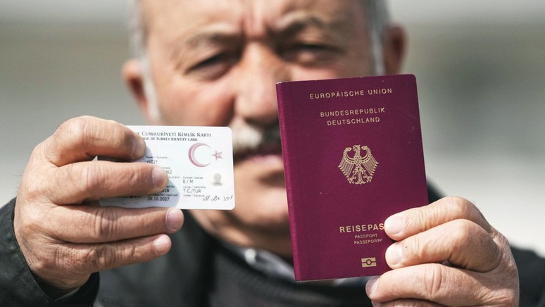 Frankfurt Başkonsolosu Akdevelioğlu: Almanya'da çifte vatandaşlık hakkından yararlanın! İki belge yeterli - Resim : 1