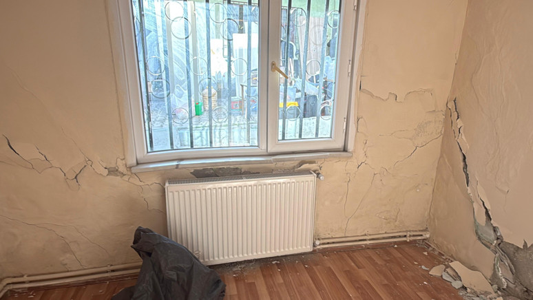 Kağıthane'de inşaat alanındaki çalışma nedeniyle yan binada çatlaklar oluştu! Daireler boşaltıldı... - Resim : 1