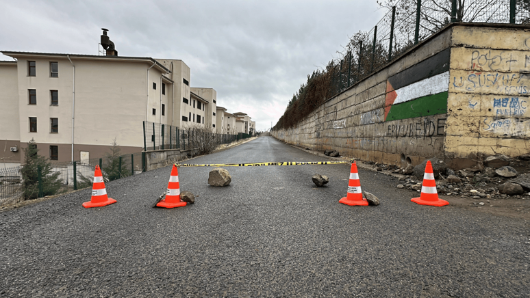 Şanlıurfa Siverek'te faciadan dönüldü: Öğrenciler servisten indiği anda istinat duvarı çöktü - Resim : 1