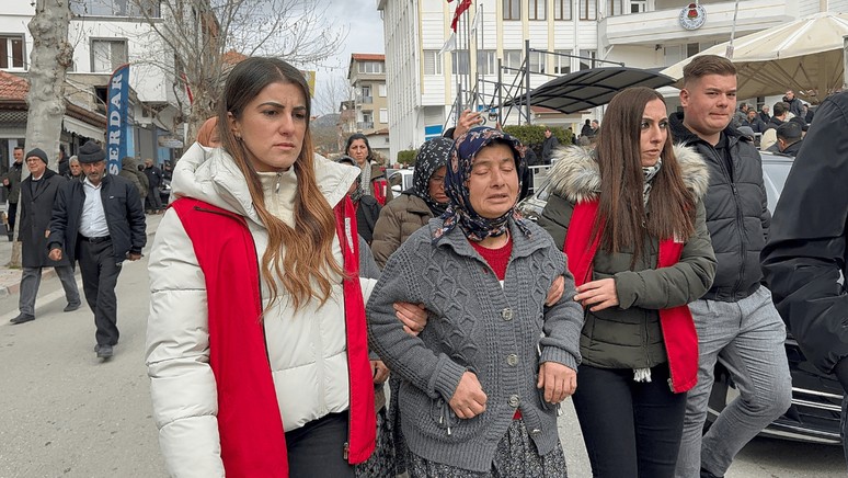 Isparta'da çalılık alanda ölü bulunan çocuğun cenazesi toprağa verildi - Resim : 1