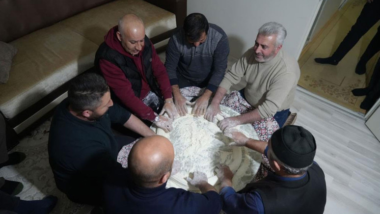 Bayburt'ta üretiliyor! Ramazan ayının aranan lezzeti! Yapımı saatlerce sürüyor dakikalar içinde tüketiliyor - Resim : 1