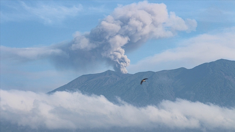 Endonezya'da yanardağ patladı! Uçuşlar iptal edildi - Resim : 1