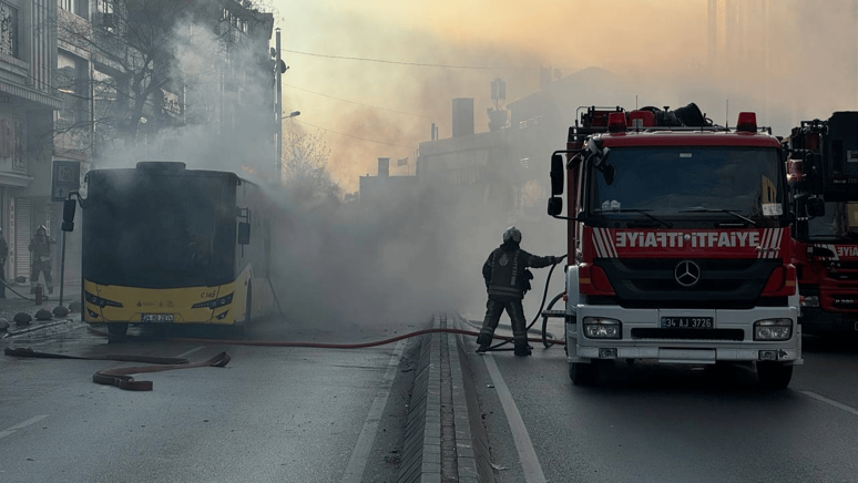 Yine yangın! Ümraniye'de İETT otobüsü yanarak kullanılamaz hale geldi... - Resim : 1