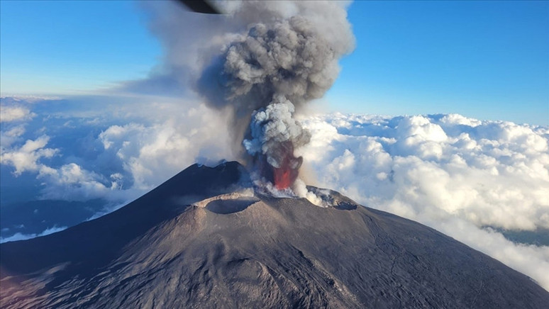 Kabus yeniden uyandı! Etna Yanardağı lav püskürttü - Resim : 1