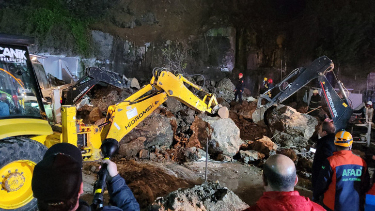 Samsun'da akaryakıt istasyonunda heyelan: Baba ve iki çocuğundan acı haber geldi! - Resim : 2