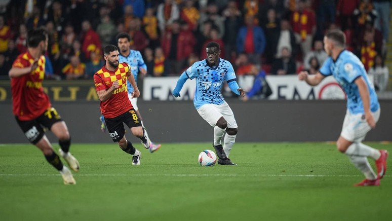 Göztepe, Başakşehir'i 4-1 mağlup etti - Resim : 1