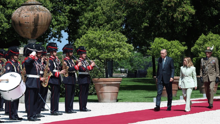 Cumhurbaşkanı Erdoğan İtalya'da: Türkiye-İtalya 4. Hükümetlerarası Zirvesi başladı - Resim : 1
