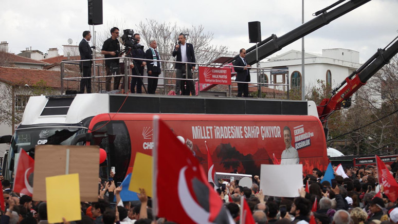 CHP Lideri Özgür Özel Konya’da: ‘Biz buraya kavgaya değil, kucaklaşmaya geldik’ - Resim : 1