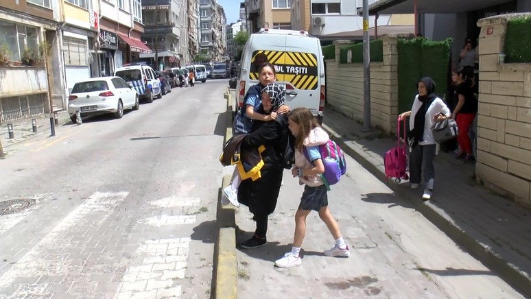 Bakırköy'de bir ilkokulda yangın çıktı! Öğrenciler gözyaşlarına boğuldu... - Resim : 1