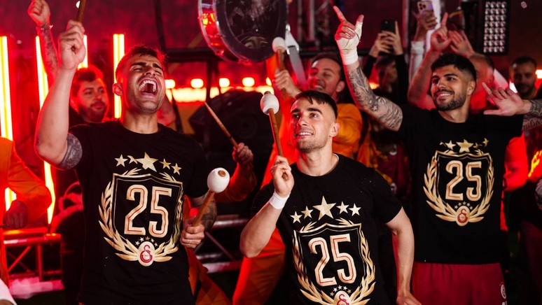 Galatasaray, 25. şampiyonluğunu taraftarlarıyla kutladı - Resim : 2