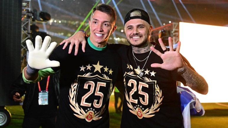 Galatasaray, 25. şampiyonluğunu taraftarlarıyla kutladı - Resim : 1