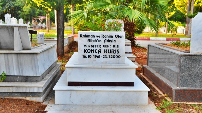 Tabuları yıktığı için katledilen başörtülü kadın: Konca Kuriş - Resim : 1