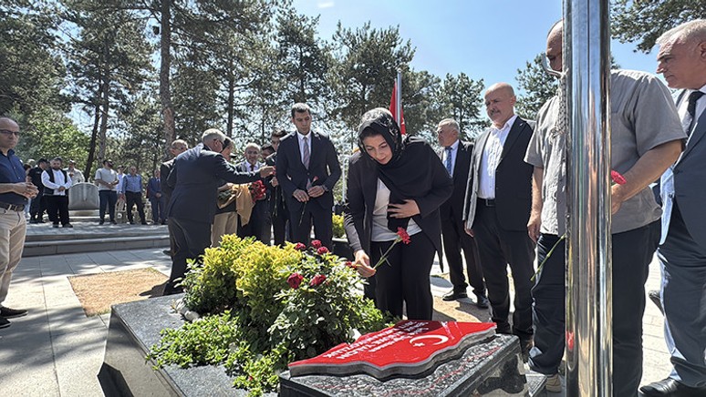Şehit öğretmen Şenay Aybüke Yalçın, kabri başında anıldı - Resim : 1