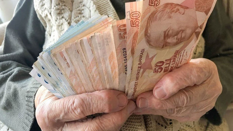 Emekli seyyanen zam bekliyor! Canlı yayında açıkladı: 'En az 20 bin TL' - Resim : 1