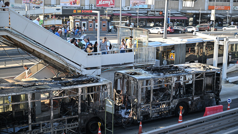 Ekipler olay yerinde! Metrobüste yangın - Resim : 1