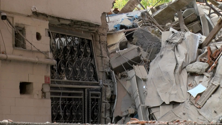İstanbul'da korku dolu anlar! Yıkılan bina bitişikteki apartmanın üzerine çöktü - Resim : 2