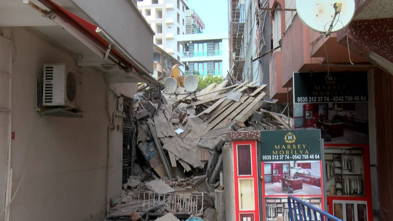 İstanbul'da korku dolu anlar! Yıkılan bina bitişikteki apartmanın üzerine çöktü - Resim : 1