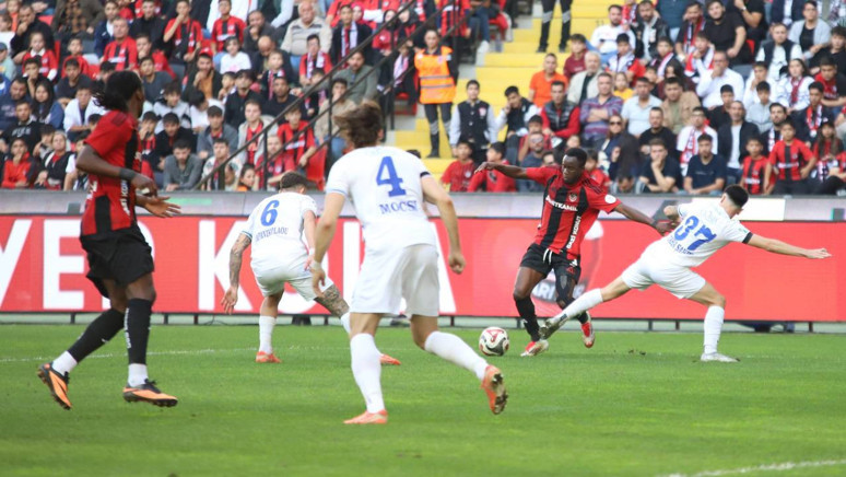 4 gollü maçta kazanan yok! Gaziantep FK ile Çaykur Rizespor, 2-2 berabere kaldı - Resim : 1