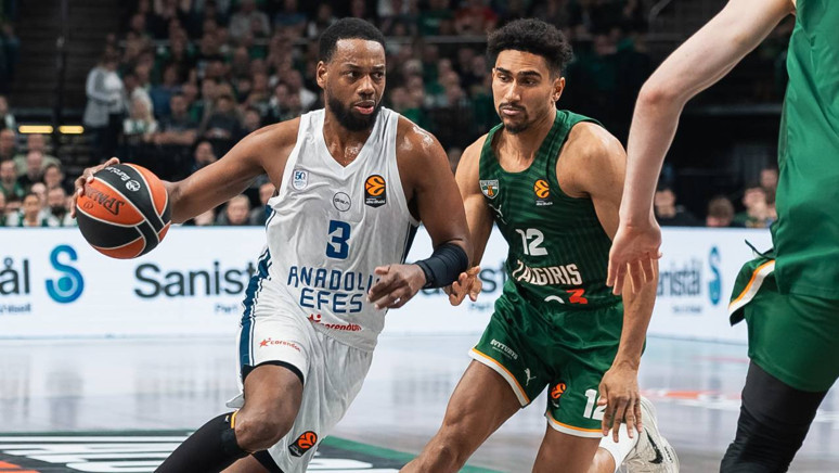 Anadolu Efes, EuroLeague'de 3 maç sonra kazandı! Lacivert-beyazlılar, Zalgiris Kaunas'ı devirdi - Resim : 1