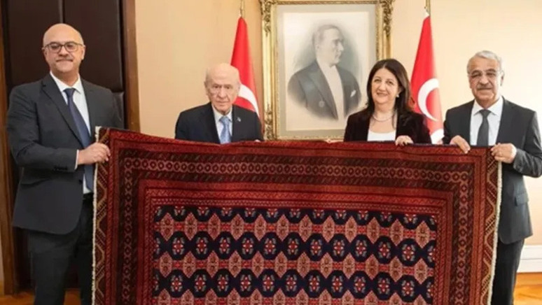 Öcalan Bahçeli'ye ne hediye etti? Canlı yayında açıkladı... - Resim : 1