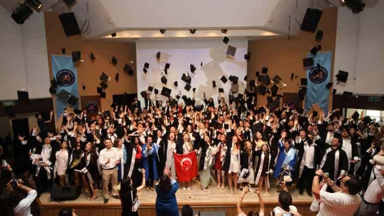 Akdeniz İletişim mezuniyetinde son ders nezaket! Protesto olgunlukla karşılandı… - Resim : 3