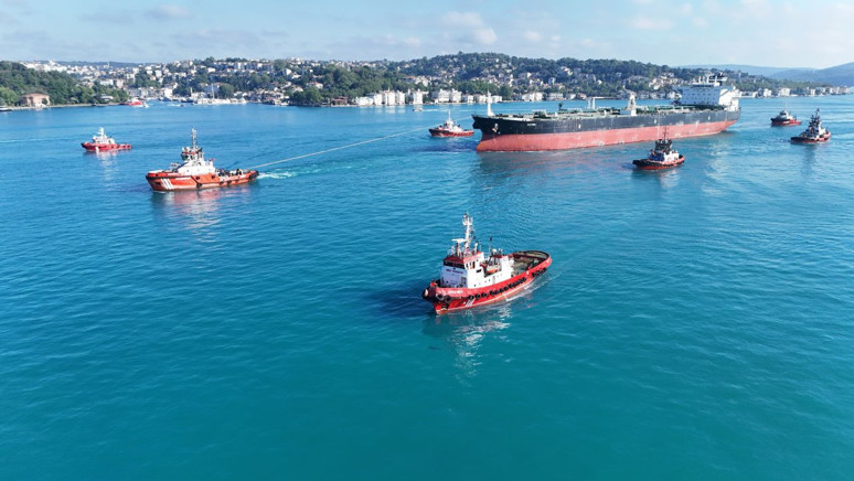 Ukrayna'nın vurduğu dev tanker İstanbul Boğazı'ndan geçirildi - Resim : 1