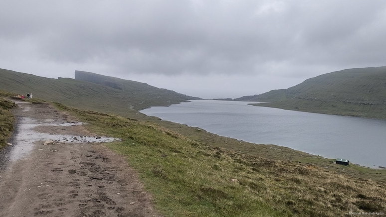 Bu göl okyanusta adeta asılı duruyor! Faroe Adaları'nda bir doğa mucizesi - Resim : 3
