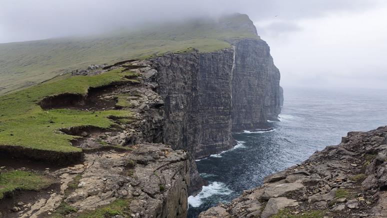 Bu göl okyanusta adeta asılı duruyor! Faroe Adaları'nda bir doğa mucizesi - Resim : 2