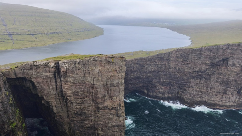 Bu göl okyanusta adeta asılı duruyor! Faroe Adaları'nda bir doğa mucizesi - Resim : 5