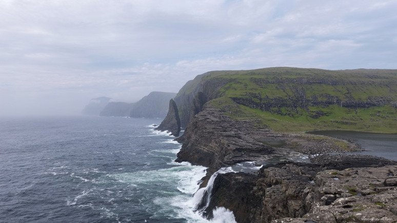 Bu göl okyanusta adeta asılı duruyor! Faroe Adaları'nda bir doğa mucizesi - Resim : 6
