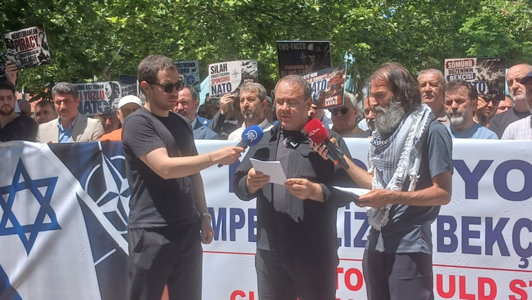 Hacı Bayram Camii’nde NATO protestosu: ’NATO’ya güvenilmeyeceğinin örneği 15 Temmuz’ - Resim : 1