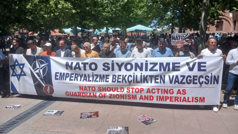 Hacı Bayram Camii’nde NATO protestosu: ’NATO’ya güvenilmeyeceğinin örneği 15 Temmuz’ - Resim : 2