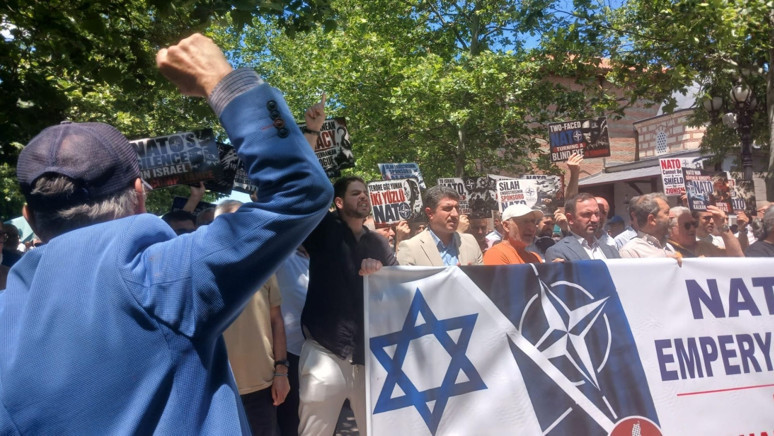 Hacı Bayram Camii’nde NATO protestosu: ’NATO’ya güvenilmeyeceğinin örneği 15 Temmuz’ - Resim : 3