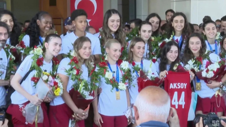 Şampiyon Filenin Sultanları yurda döndü! Havaalanında coşkulu karşılama - Resim : 2