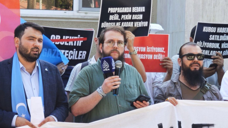 Doğu Türkistan ayrılıkçıları gazetecilerin ziyaretinden rahatsız - Resim : 2