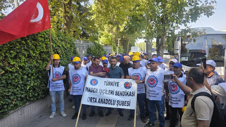 Madenciler bu kez Enerji Bakanlığı önünde: 'Bu işi yapamıyorsa alın elinden' - Resim : 1