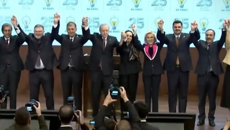 İzmir, AK Parti'ye geçti! Cemil Tugay'a rozeti Cumhurbaşkanı Erdoğan taktı - Resim : 1