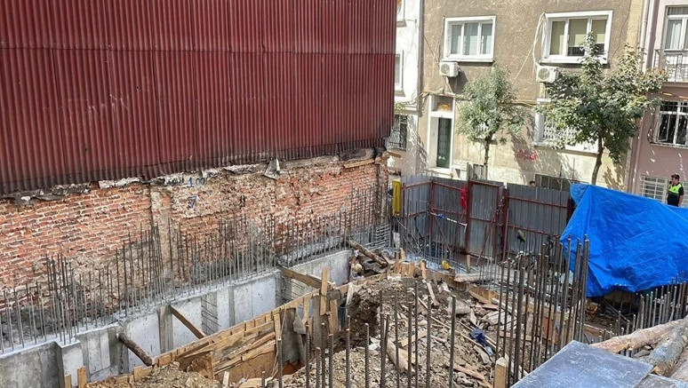 Beyoğlu'nda feci olay: Beline kadar toprak altında kaldı - Resim : 1