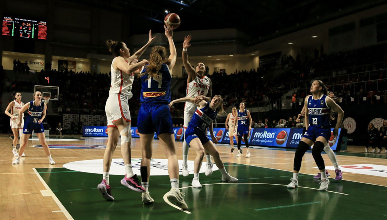 Türkiye, İzlanda'yı 83-76 yendi - Resim : 2