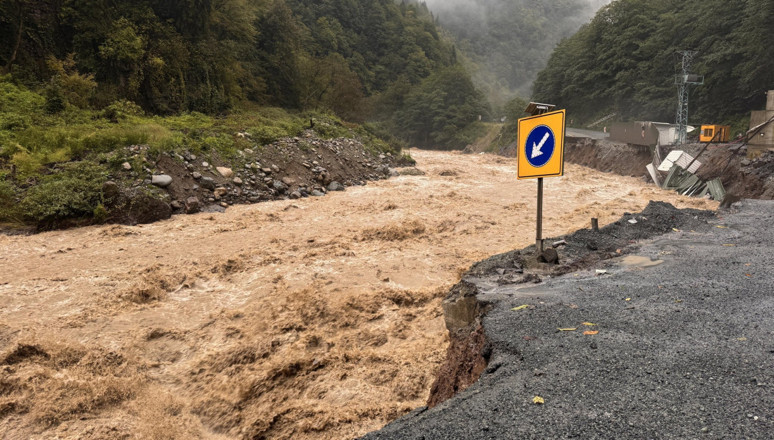 Dereler taştı, yollar kapandı... Karadeniz'i sel vurdu! - Resim : 1