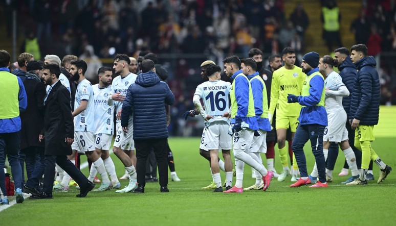 Adana Demirspor'dan sahadan çekilme kararıyla ilgili açıklama! Hakem hatalarına karşı tepki olduğu belirtildi - Resim : 2