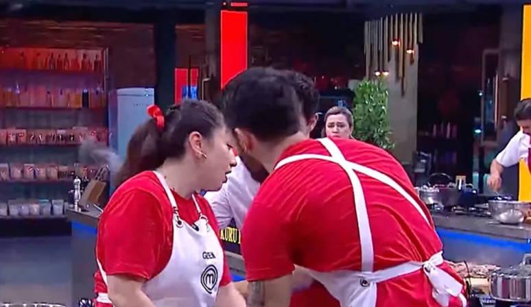 MasterChef’te seviye yerlere indi! Yarışmacılar arasındaki 'kes sesini' kavgası gündem oldu - Resim : 1