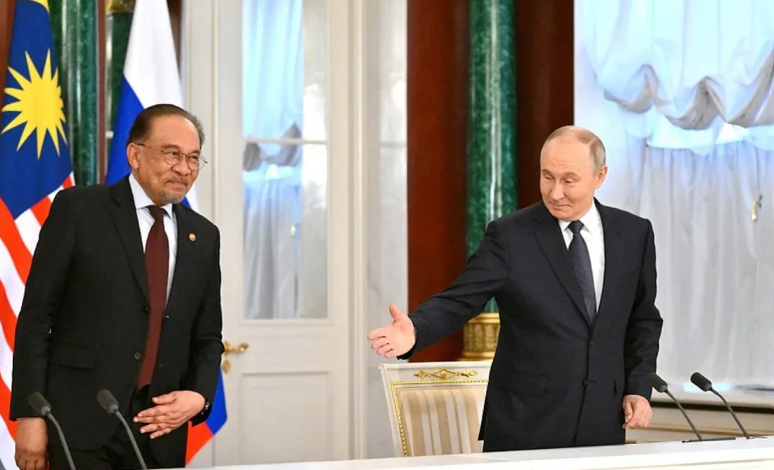 Putin'in Malezya Başbakanı'na sorusu gündem oldu: Üçüncü taht kimin için? - Resim : 1
