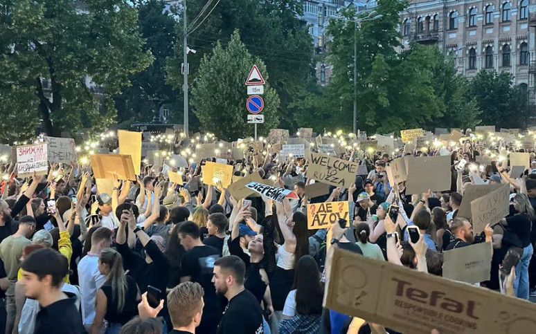 Kiev rejimi yolsuzlukların üzerine perde çekti: Halk ve muhalifler 'Şeytan Zelenskiy'e karşı sokakta - Resim : 1