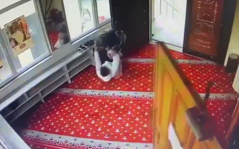İstanbul'da bir camide dehşet anları! Çocuğu makasla yaraladı - Resim : 1